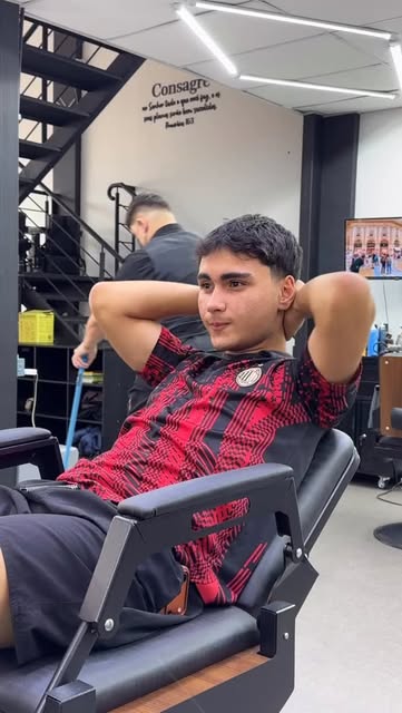 Cliente na cadeira da barbearia