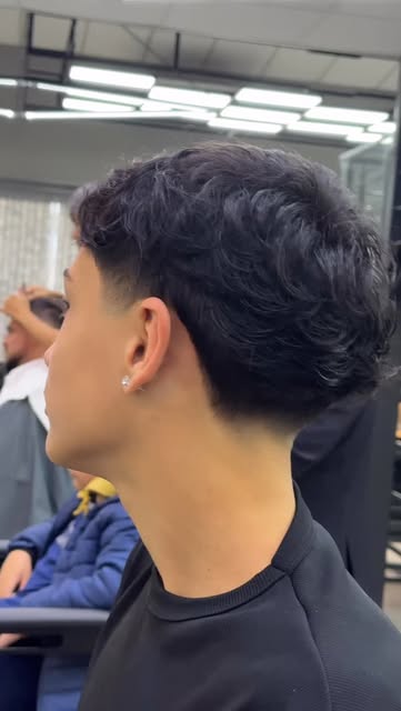 Corte em cabelo cacheado com degradê