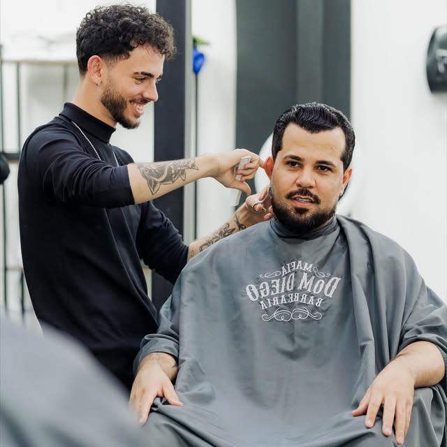 Marcos Carvejani atendendo um cliente na Barbearia Máfia Dom Diego